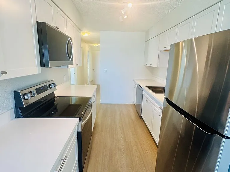490 S State St — Photo 4