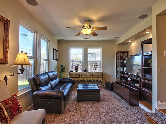 5th image of 1017 Hillcrest Ave