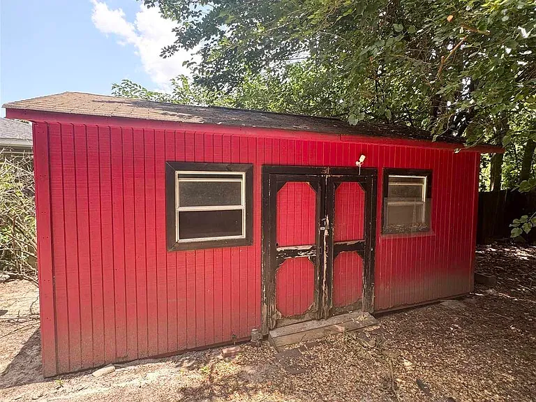 1002 Mills Ave — Photo 23