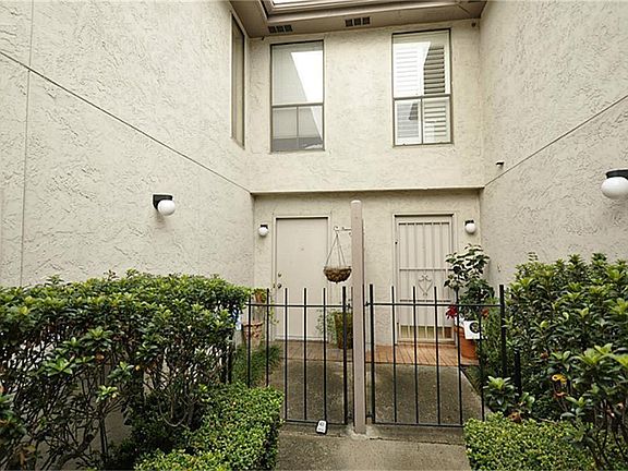 3rd image of 1914 Augusta Dr APT 1