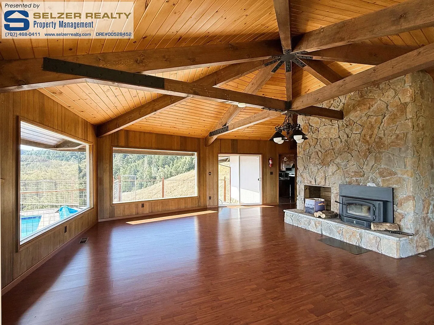 Unique 3 bd. ridgetop home w/ inground pool & amazing view! — Photo 4
