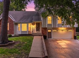 9033 Greenway Ln, Lenexa, KS 66215
