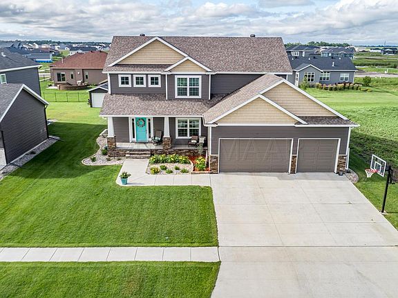 5th image of 1041 Larkin Ln W