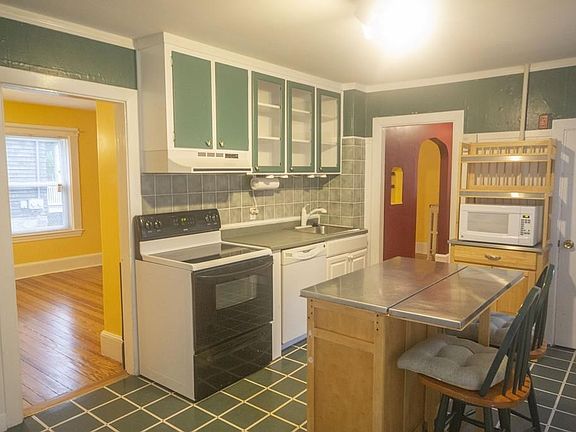 3rd image of 150 Walnut Ave #150