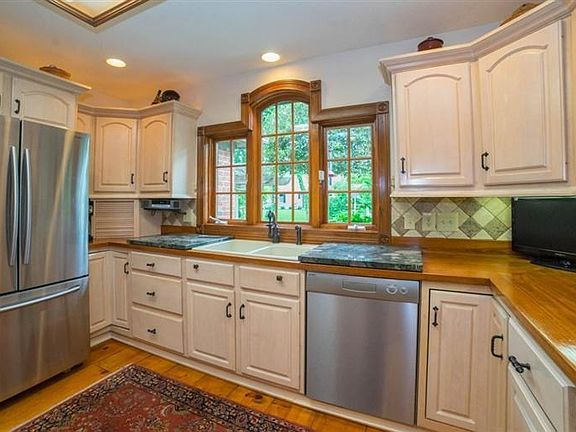 5th image of 400 Burr Oak Dr