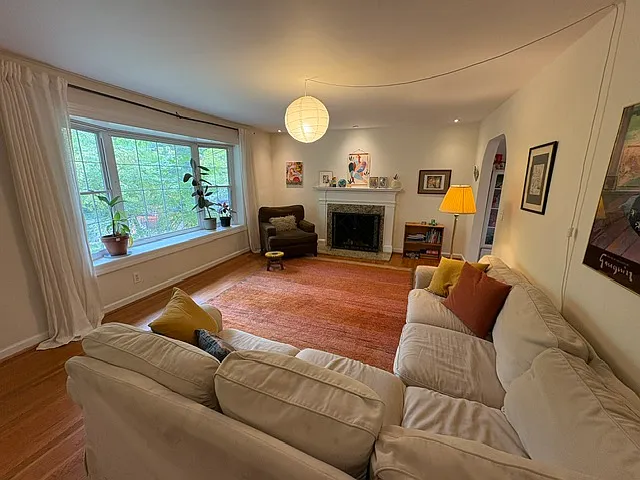 4 bed, 1900 sqft, $3,500 — Photo 2