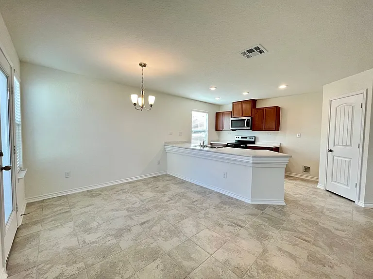 8405 Amistad Cv — Photo 6