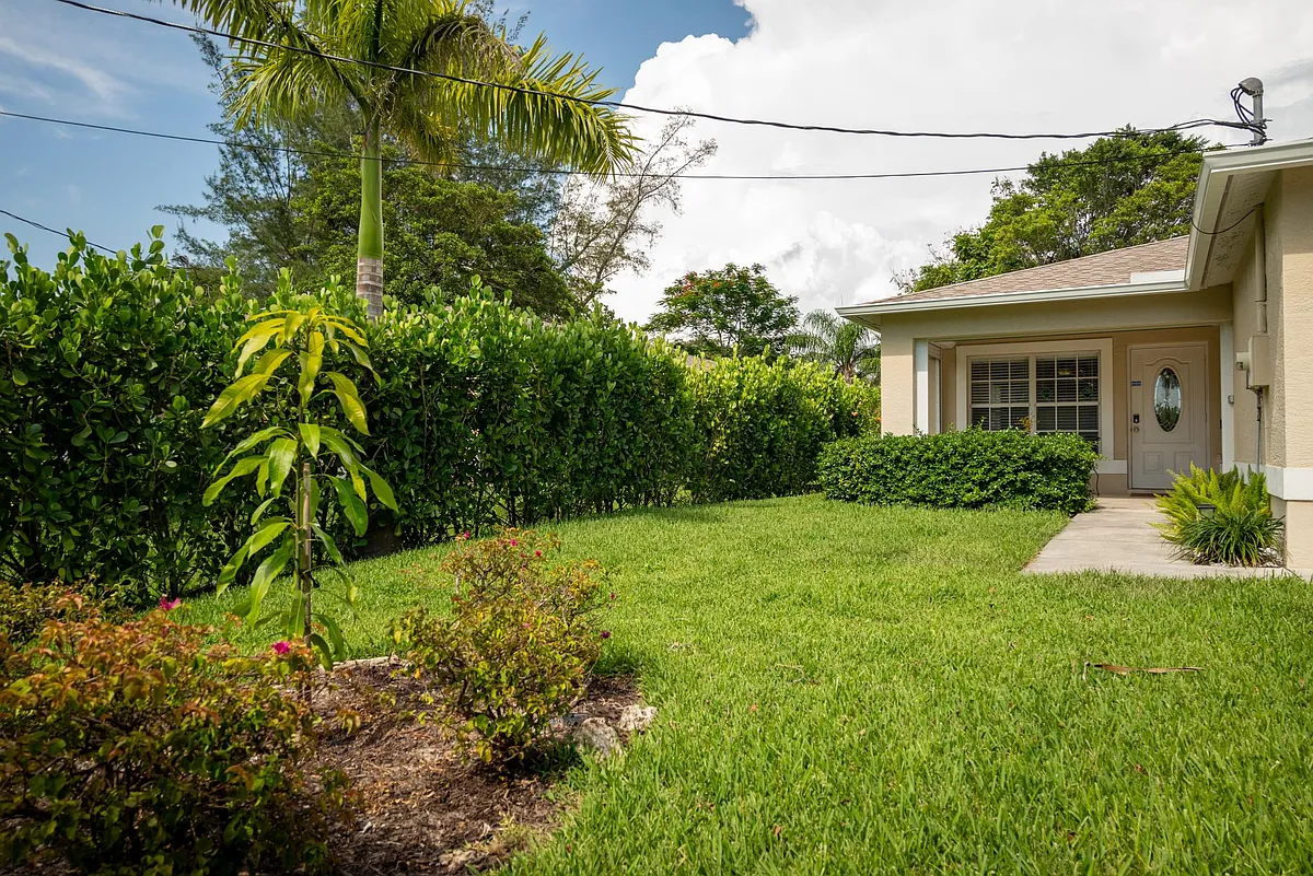 Building Photo - 2247 Pineland Ave