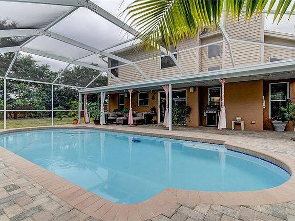 3rd image of 10292 Oasis Palm Dr