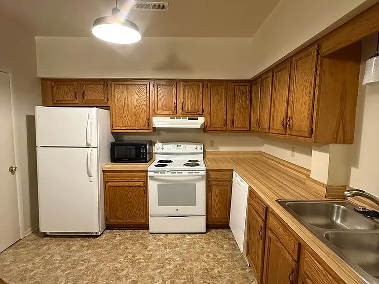 313 N Market St — Photo 7