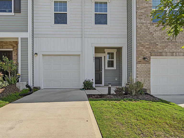1005 Dakine Dr — Photo 2