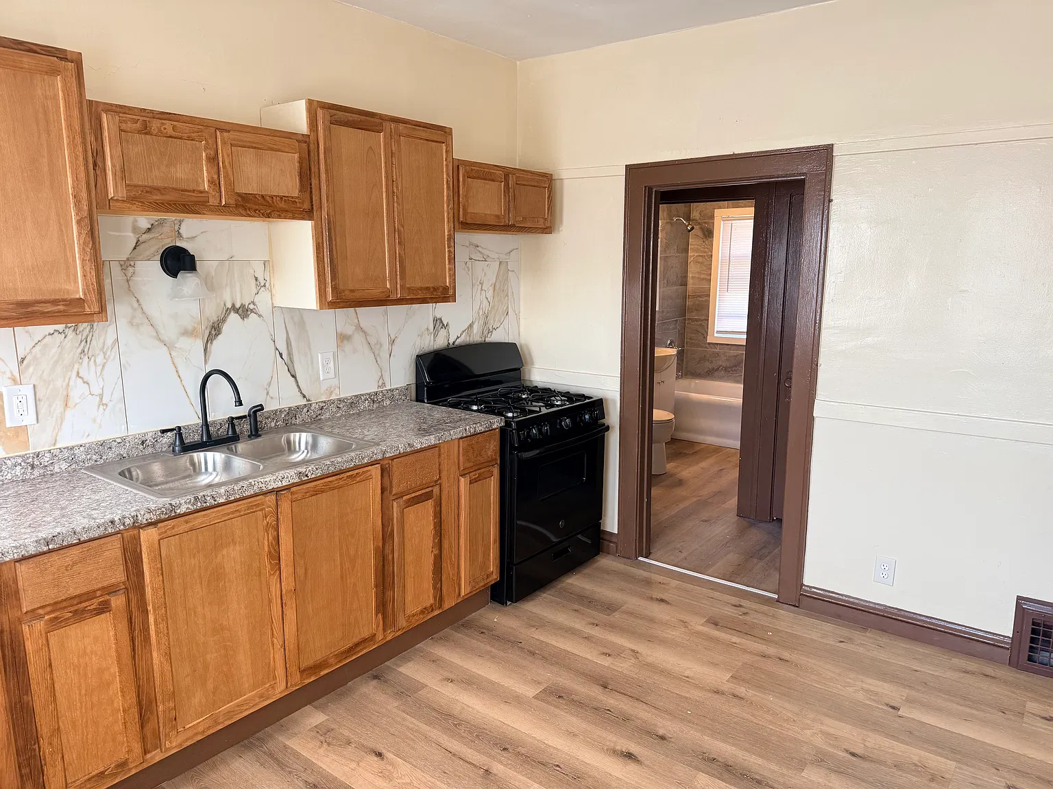 3 bed, 1100 sqft, $1,540 — Photo 2