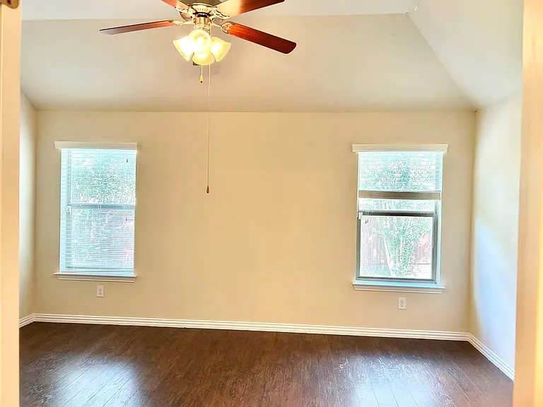 1104 Valerie Cv — Photo 17