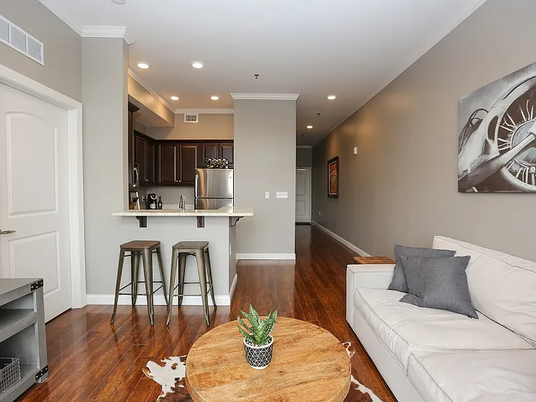 Lofts on Broadway — Photo 12