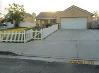 7712 Chanticleer Rd, Highland, CA 92346