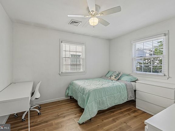 3rd image of 301 W 18th St