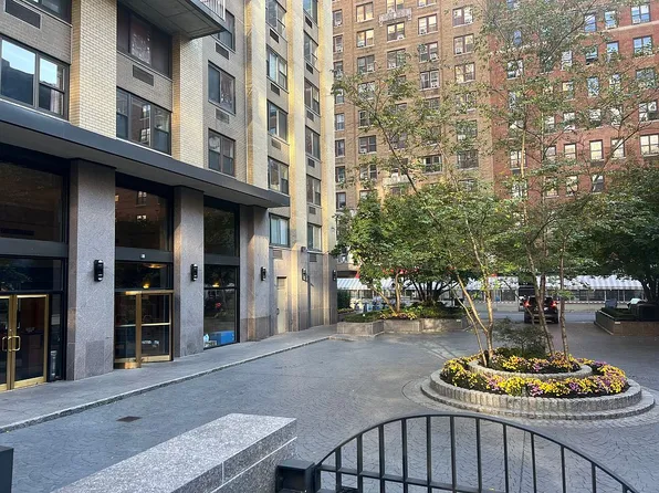201 W 70th St APT 5D