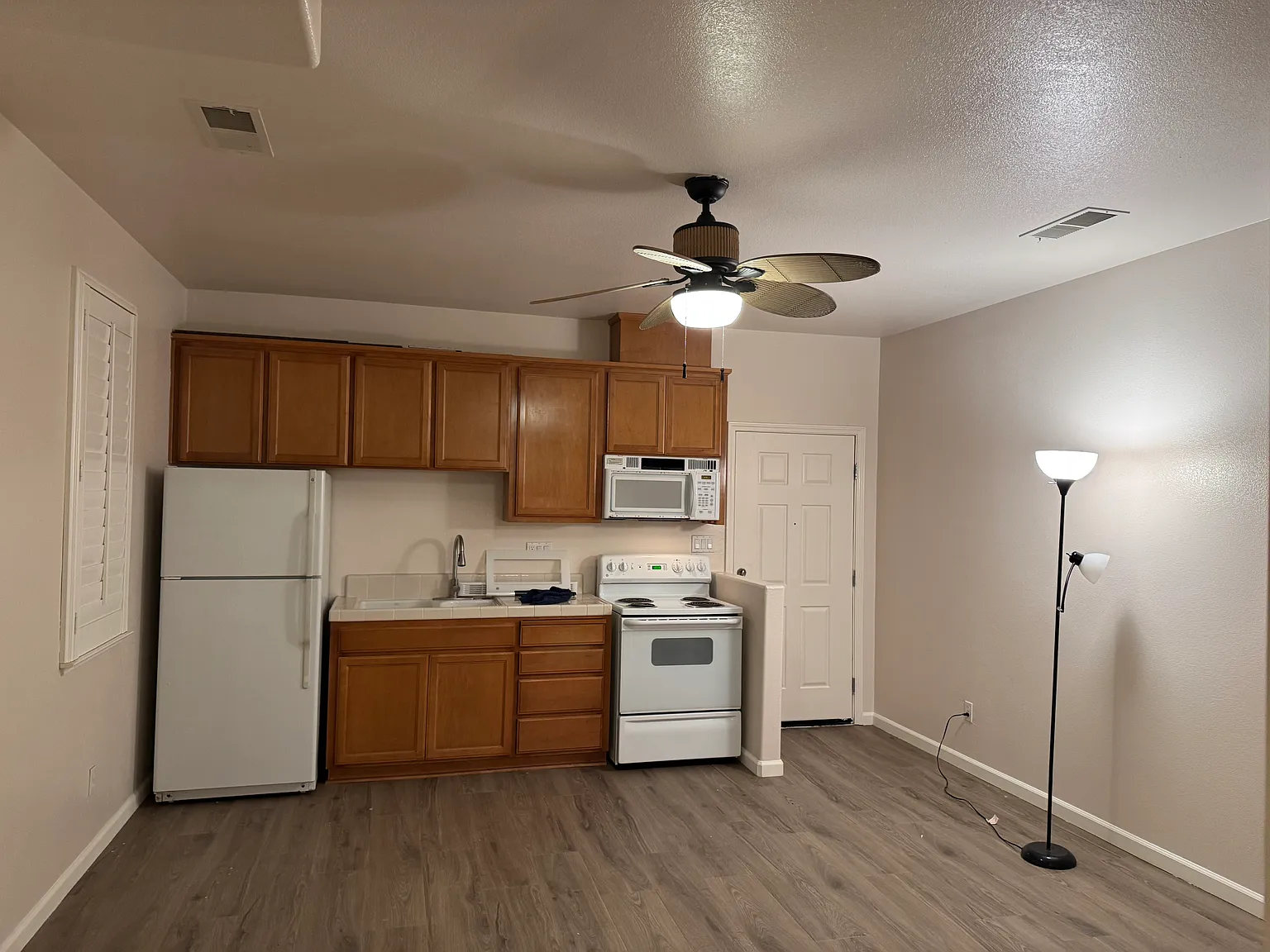 606 Leah Ln — Photo 2