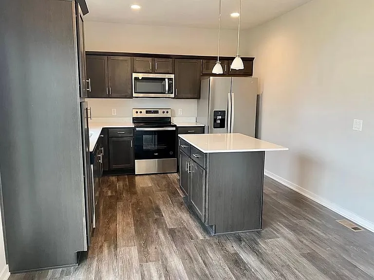624 1st St NW — Photo 5