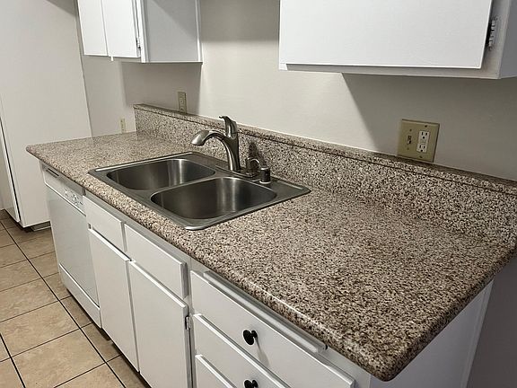 5th image of 819 S 6th St APT 102