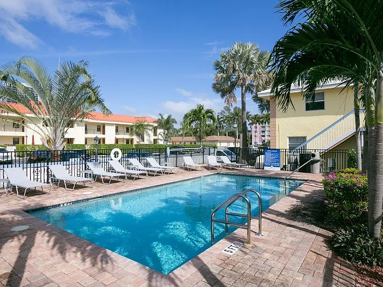 Seascape Apartments — Photo 24