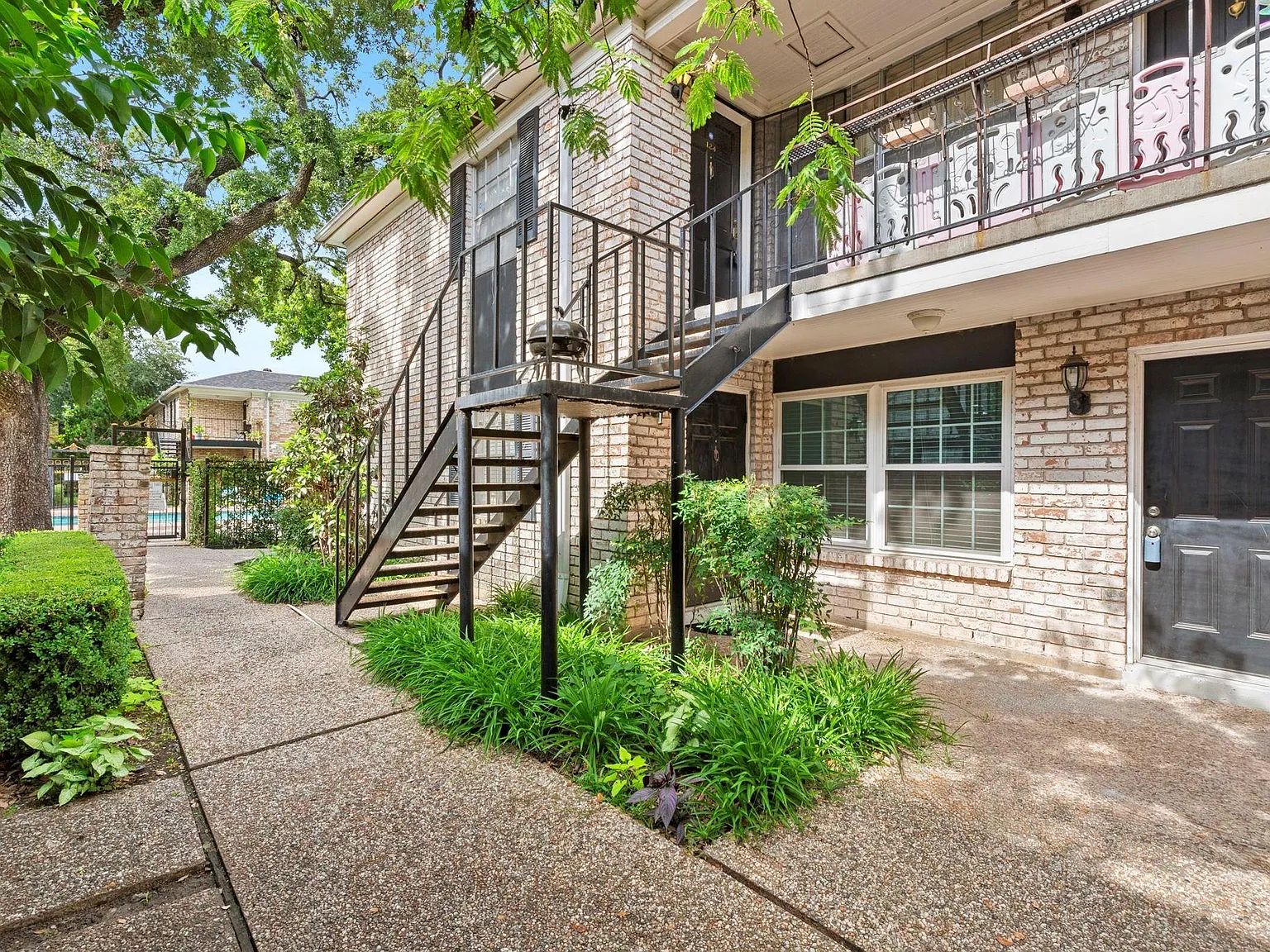 2 bed, 1.0 bath, 1028 sqft, $1,600 — Photo 3