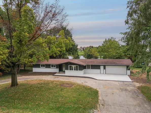 19779 Oakwood Dr, Bloomington, IL 61705