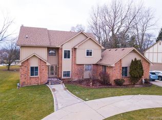 5276 Waterview Dr, West Bloomfield, MI 48323
