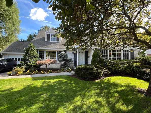 17 Washington Ave, Glen Head, NY 11545
