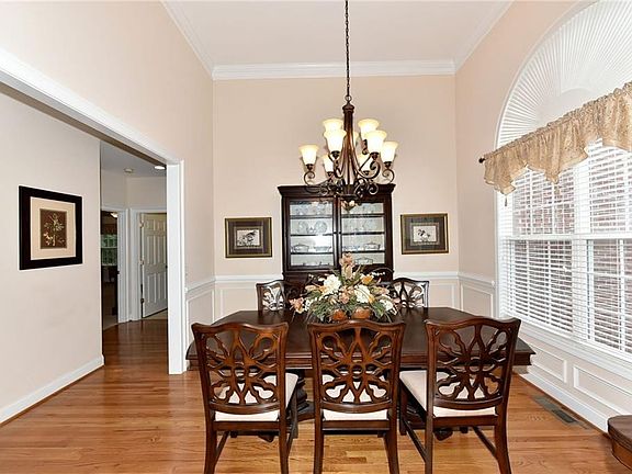 5th image of 94 Thornhill Cir