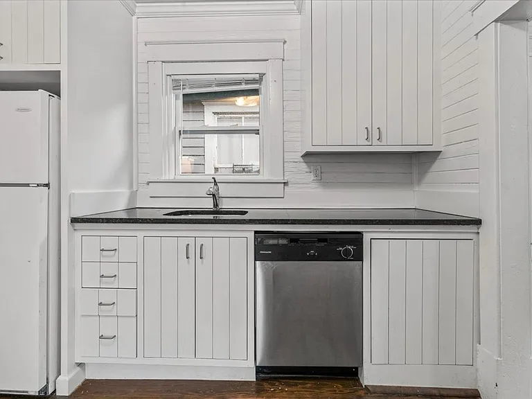 762 E Waldburg St — Photo 11