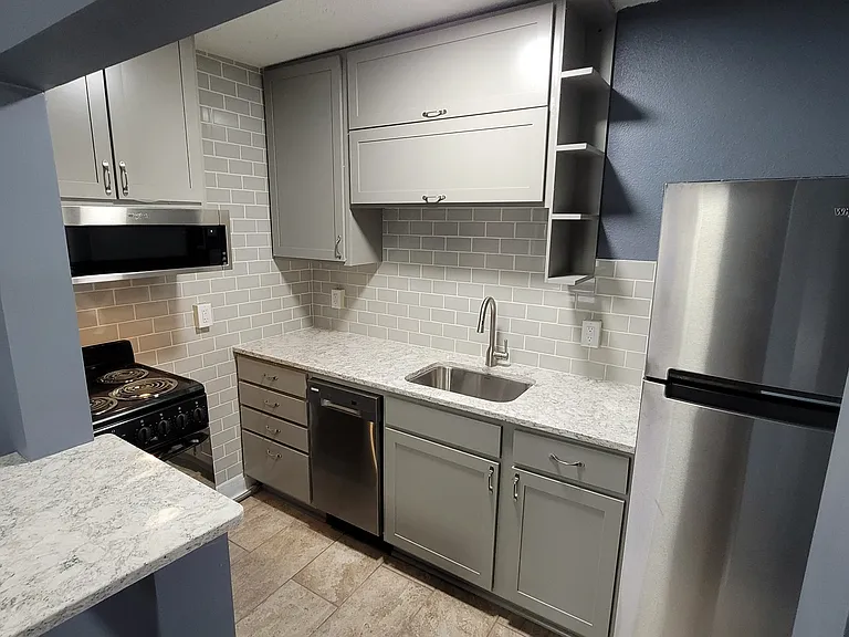 653 S 26th Ave #4 — Photo 2
