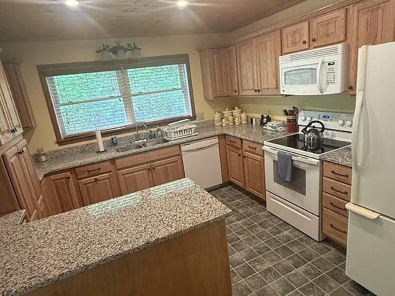 606 Chambers Cove Rd — Photo 3