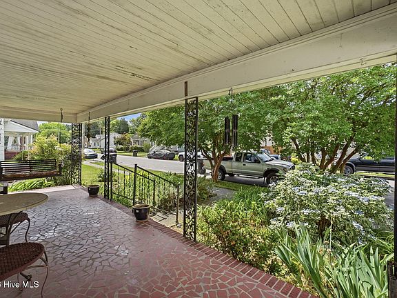 5th image of 806 Maple Street