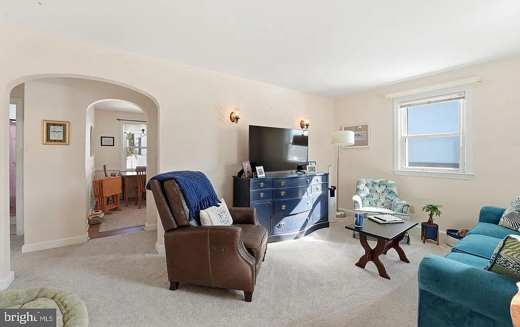 3 bed, 1.0 bath, 985 sqft, $3,250 — Photo 4