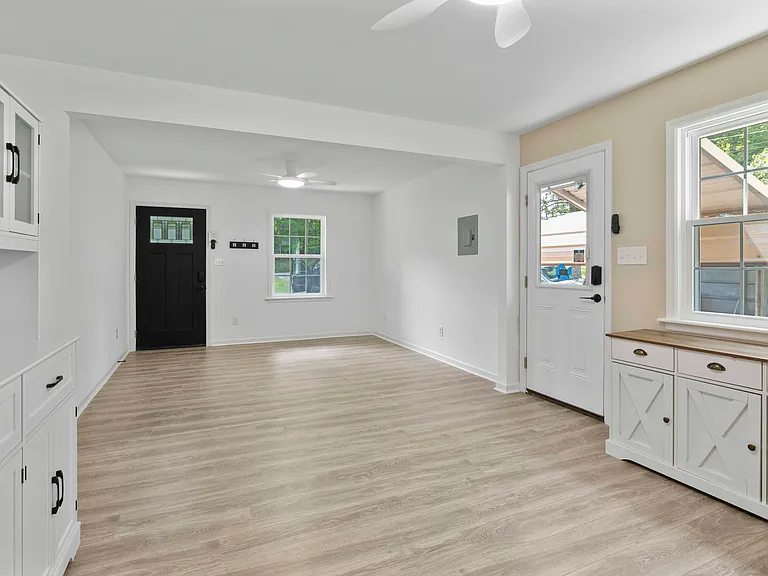 437 Woodsdale Rd — Photo 9