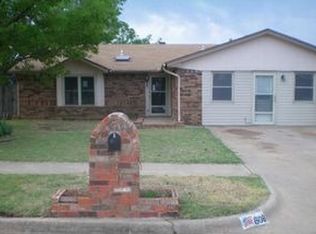 608 SE 38th St, Moore, OK 73160