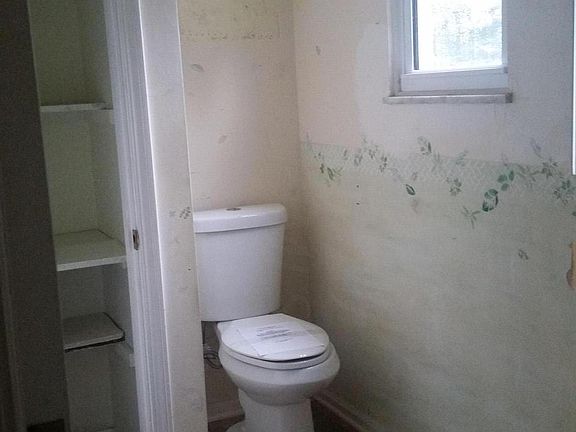 3rd image of 6996 Castlewood Dr