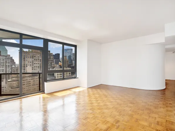 100 United Nations Plaza image 1 of 10