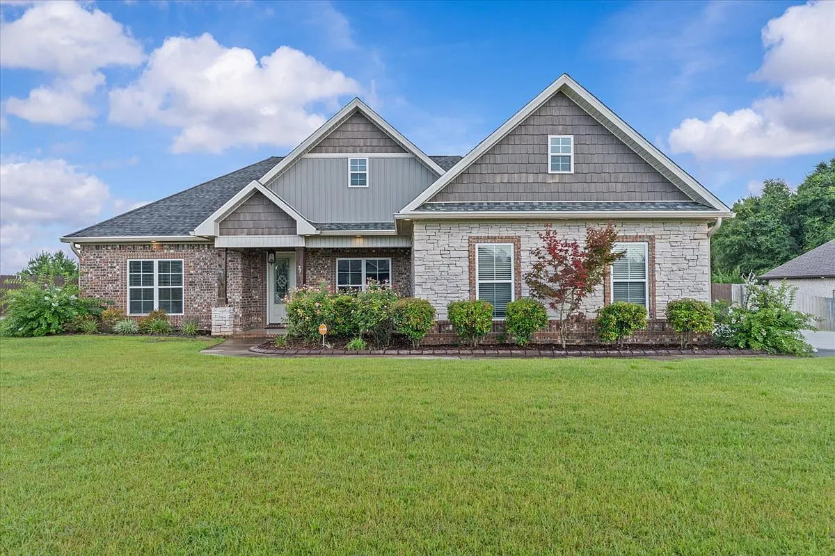 4 bed, 3.0 bath, 2214 sqft, $2,500 — Photo 1