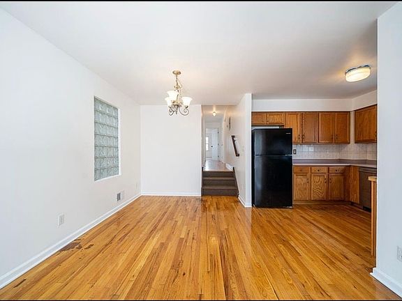 3rd image of 38 W 20th St #2