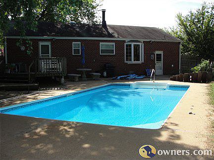 Quiet Culdesac, Pool, 3BR 1 3/4Bath with a Waterfront Creek
