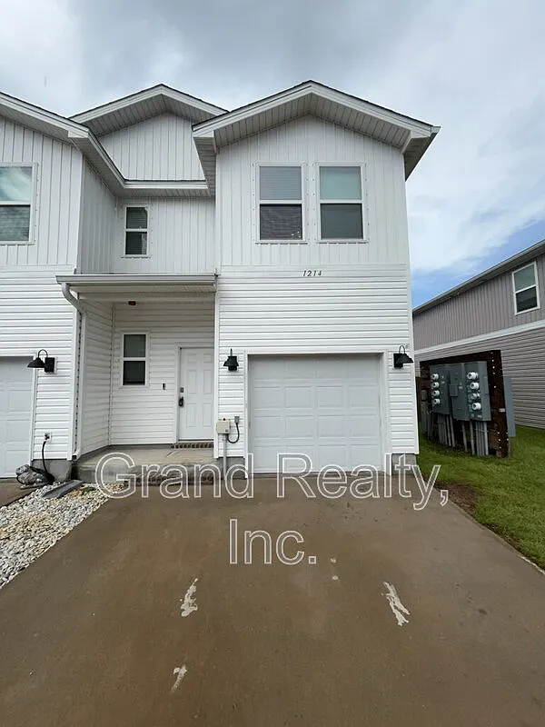 3 bed, 2.5 bath, 1497 sqft, $2,000 — Photo 1