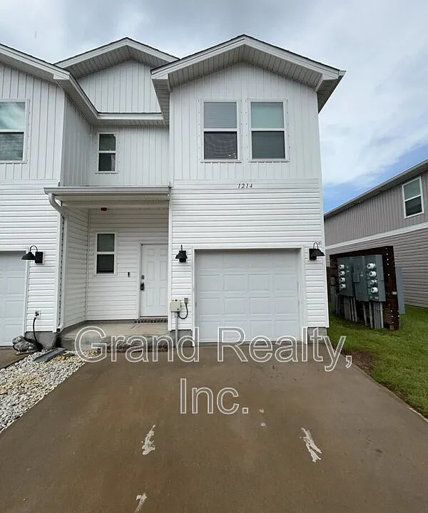 1214 Fairchild Village Dr