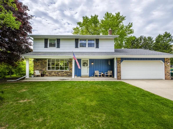 12105 West Shawnee PASS, Mequon, WI 53097