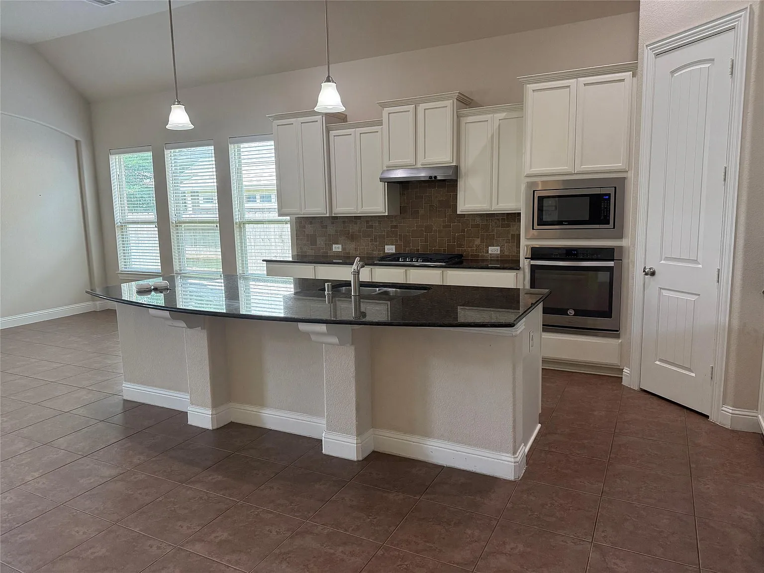 4 bed, 3.0 bath, 3032 sqft, $3,000 — Photo 2
