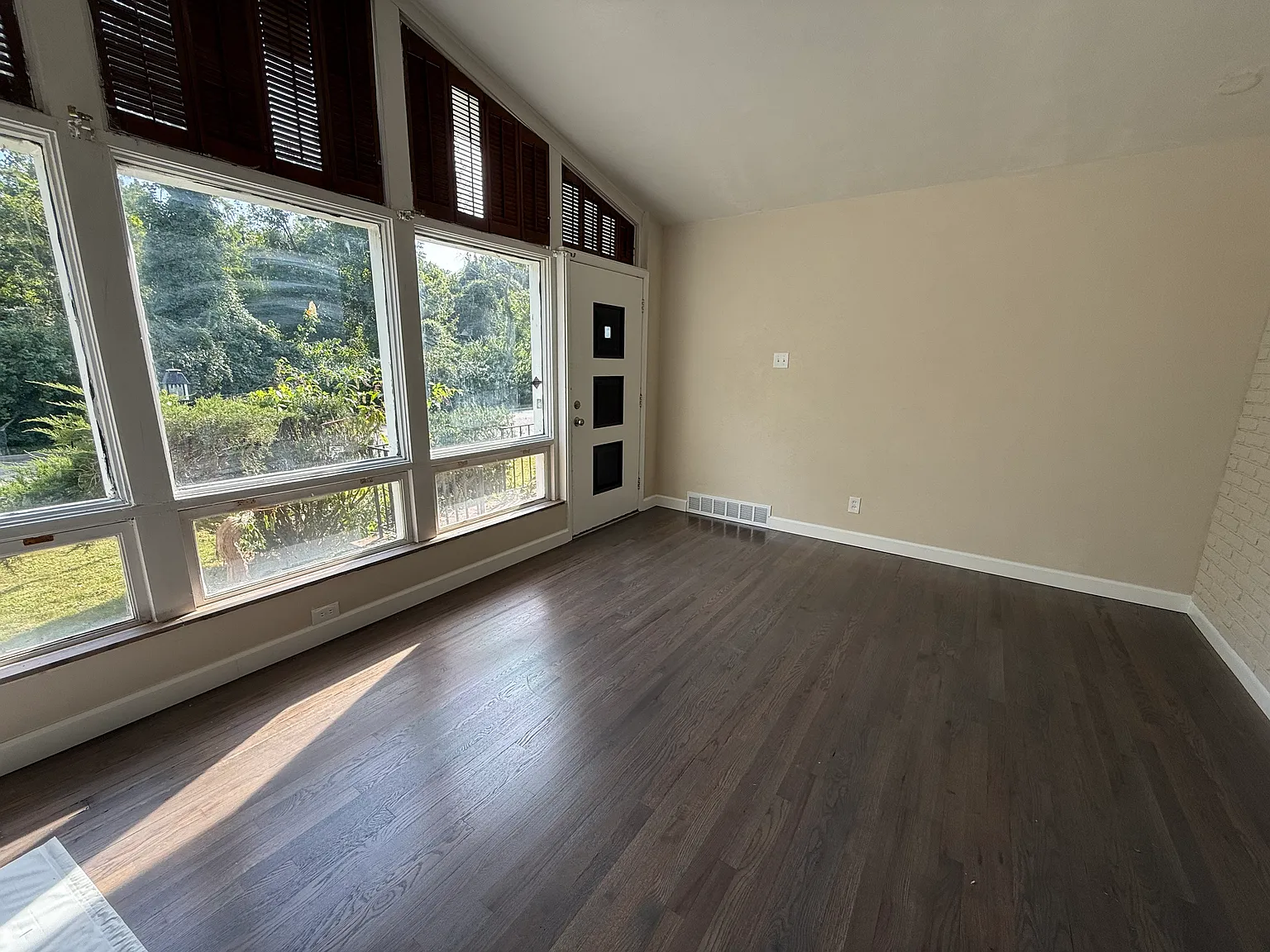 3 bed, 1200 sqft, $2,000 — Photo 3