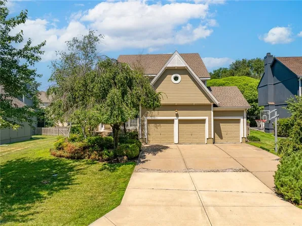 13844 Bradshaw St, Overland Park, KS 66221