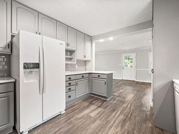 5th image of 201 Sandown Cir
