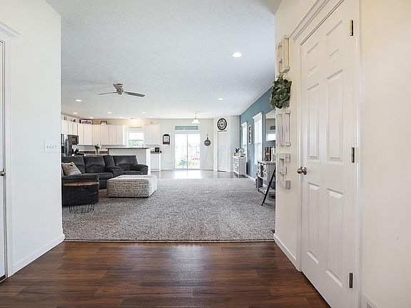 5th image of 205 Weeping Willow Run Dr